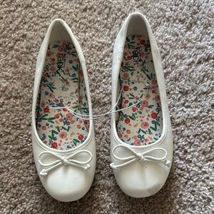 White Dress Shoes with Rounded Toe and Decorative Bow